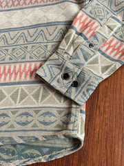 製品画像:民族風ジャカードコットン長袖シャツの正面写真
詳細画像:ジャカード生地のディテールとシャツのテクスチャのクローズアップ