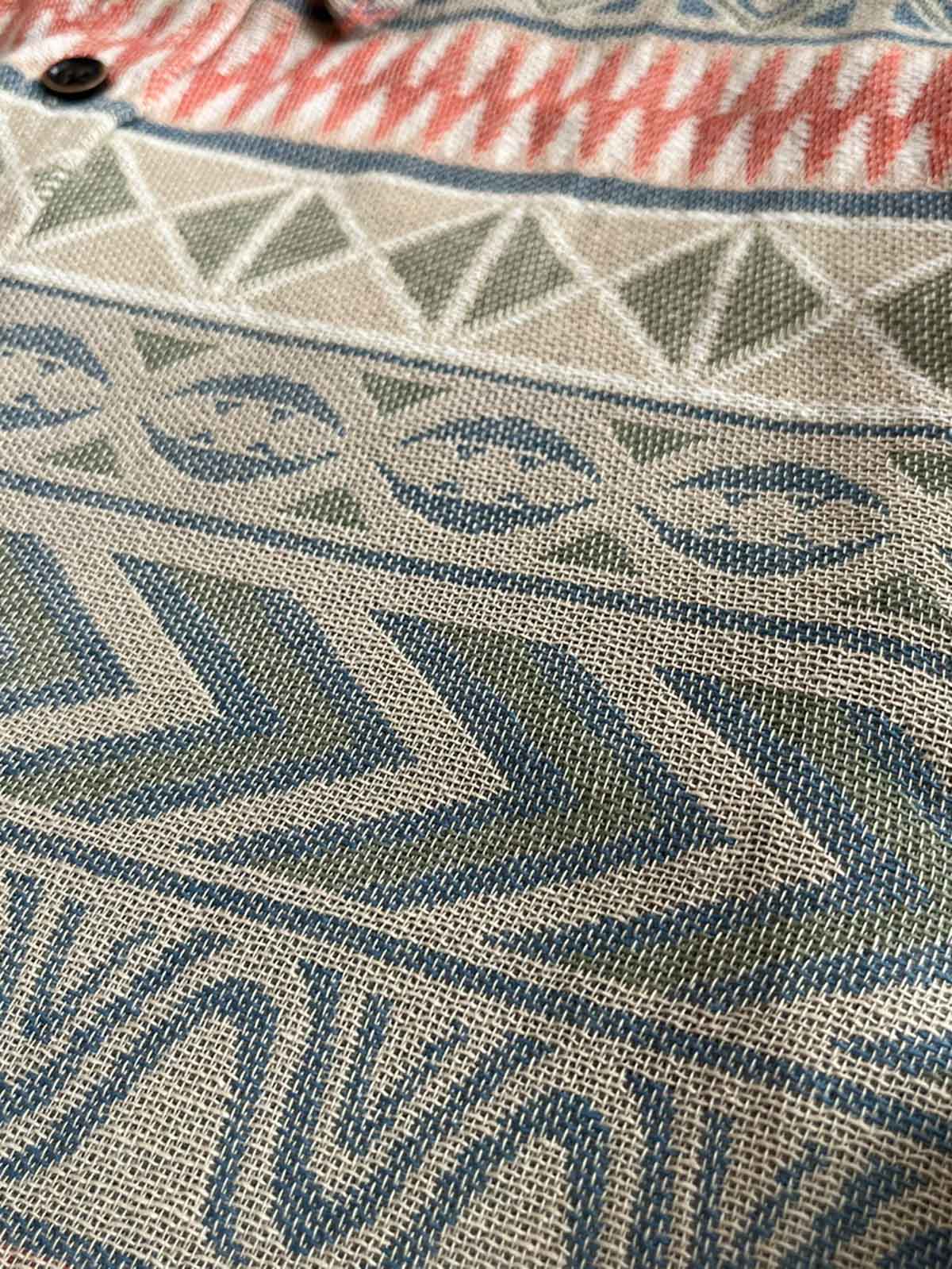 製品画像:民族風ジャカードコットン長袖シャツの正面写真
詳細画像:ジャカード生地のディテールとシャツのテクスチャのクローズアップ