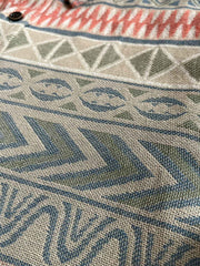 製品画像:民族風ジャカードコットン長袖シャツの正面写真
詳細画像:ジャカード生地のディテールとシャツのテクスチャのクローズアップ