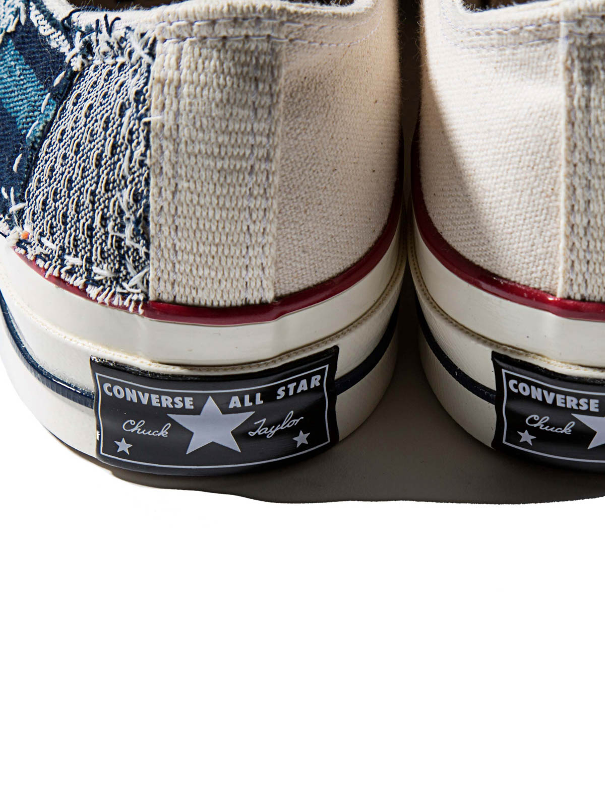 製品画像: 植物染め古布手作り刺し子パッチワーク1970Sローカットキャンバスシューズの正面画像。手工芸とヴィンテージデザインの融合が特徴的。
詳細画像: 刺し子と侗族(ドン族)の手織り布のディテール特写。伝統技術の細部が見える画像。