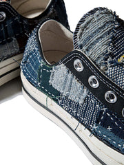 製品画像: 植物染め古布手作り刺し子パッチワーク1970Sローカットキャンバスシューズの正面画像。手工芸とヴィンテージデザインの融合が特徴的。
詳細画像: 刺し子と侗族(ドン族)の手織り布のディテール特写。伝統技術の細部が見える画像。