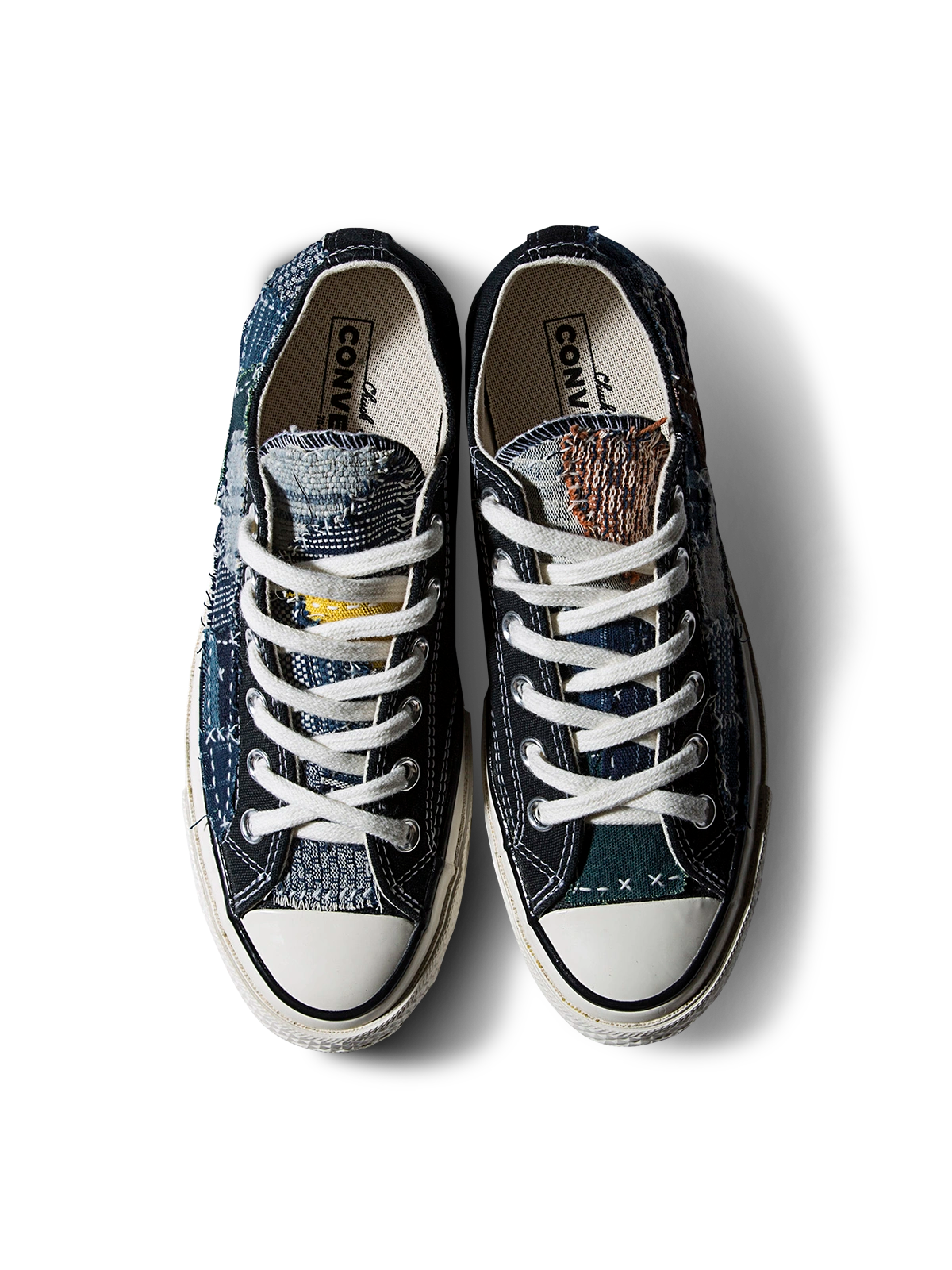 製品画像: 植物染め古布手作り刺し子パッチワーク1970Sローカットキャンバスシューズの正面画像。手工芸とヴィンテージデザインの融合が特徴的。
詳細画像: 刺し子と侗族(ドン族)の手織り布のディテール特写。伝統技術の細部が見える画像。