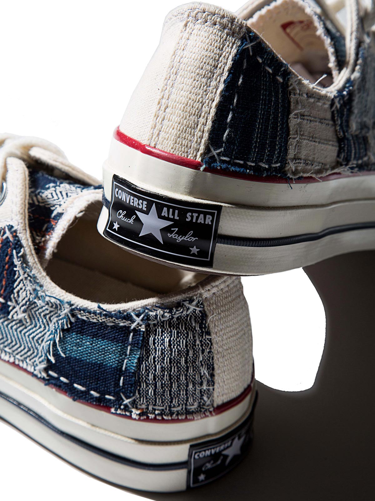 製品画像: 植物染め古布手作り刺し子パッチワーク1970Sローカットキャンバスシューズの正面画像。手工芸とヴィンテージデザインの融合が特徴的。
詳細画像: 刺し子と侗族(ドン族)の手織り布のディテール特写。伝統技術の細部が見える画像。