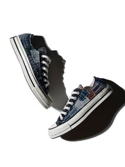 製品画像: 植物染め古布手作り刺し子パッチワーク1970Sローカットキャンバスシューズの正面画像。手工芸とヴィンテージデザインの融合が特徴的。
詳細画像: 刺し子と侗族(ドン族)の手織り布のディテール特写。伝統技術の細部が見える画像。