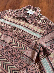 製品画像: ナバホ風色織りジャカードジャケットの正面画像。民族風のデザインが特徴的。
詳細画像: ジャカード柄とディテールの特写。鮮明な模様が際立つ画像。