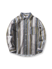 製品画像: レトロスタイルのコーデュロイストライプメンズ長袖シャツ全体画像。厚手で快適、クラシックデザインが特徴。
詳細画像: 左胸に配置されたコーデュロイパッチポケットのディテール。シャツのストライプと一致したこだわりのあるデザイン。