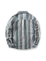 製品画像: レトロスタイルのコーデュロイストライプメンズ長袖シャツ全体画像。厚手で快適、クラシックデザインが特徴。
詳細画像: 左胸に配置されたコーデュロイパッチポケットのディテール。シャツのストライプと一致したこだわりのあるデザイン。