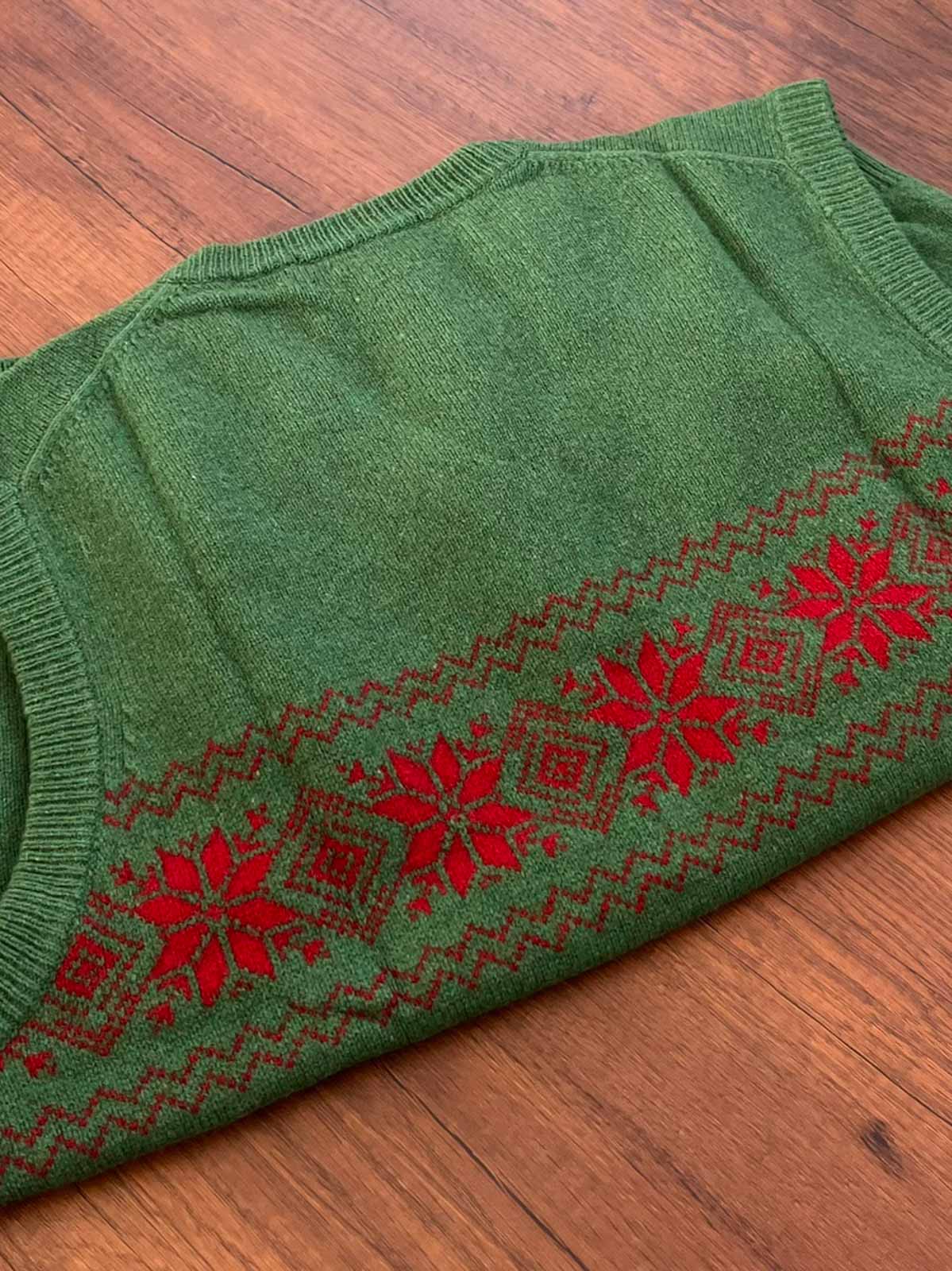 製品画像:フェアアイルジャカードピュアウールベスト、100%ピュアウール素材のベスト正面写真
詳細画像:フェアアイルパターンのジャカードディテールと、ニットの縁取り部分の特写