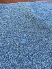 製品画像: ヴィンテージクルーネック厚手プルオーバーセーターの正面画像。100%コットン素材で作られた保温性と快適さを備えた一着。
詳細画像: セーターの細かな編み目とクラシックなクルーネックデザインの特写。高密度な編み込みで耐久性が強調される。