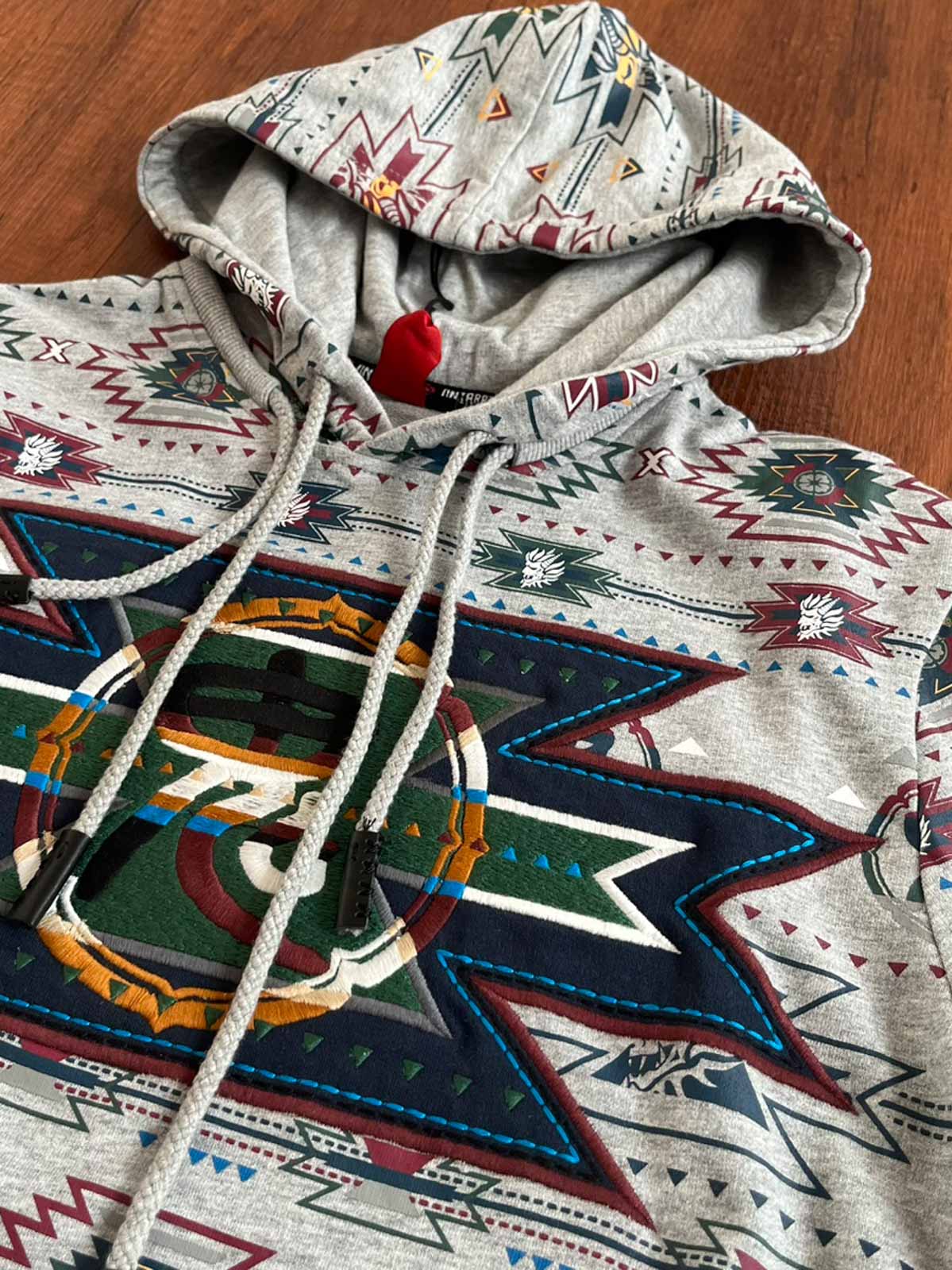 製品画像:ナバホ族風刺繍ユーズド加工フーディーの正面画像
詳細画像:フーディーの刺繍ディテールとフードの特写