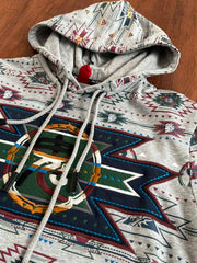 製品画像:ナバホ族風刺繍ユーズド加工フーディーの正面画像
詳細画像:フーディーの刺繍ディテールとフードの特写