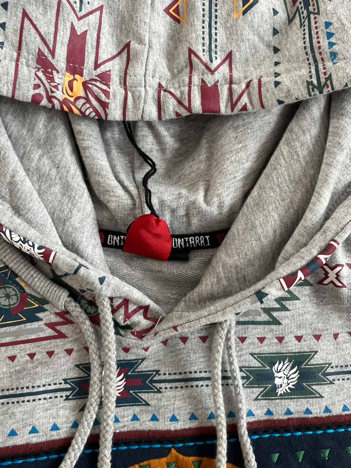 製品画像:ナバホ族風刺繍ユーズド加工フーディーの正面画像
詳細画像:フーディーの刺繍ディテールとフードの特写