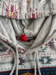 製品画像:ナバホ族風刺繍ユーズド加工フーディーの正面画像
詳細画像:フーディーの刺繍ディテールとフードの特写