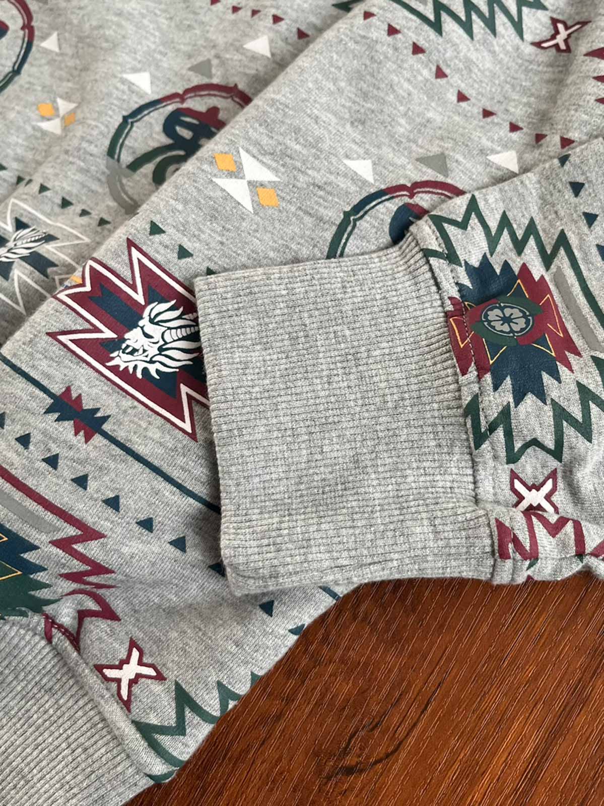 製品画像:ナバホ族風刺繍ユーズド加工フーディーの正面画像
詳細画像:フーディーの刺繍ディテールとフードの特写