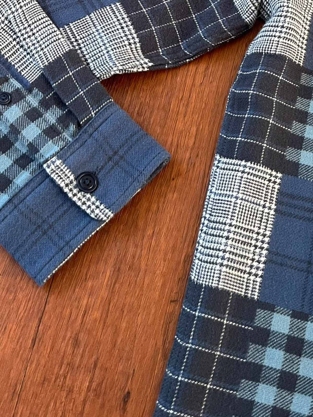 製品画像:パッチワーク風チェック柄長袖シャツの正面写真
詳細画像:シャツのチェック柄パッチワークディテールと胸ポケットの特写