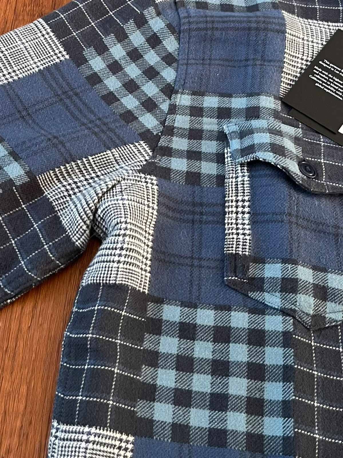 製品画像:パッチワーク風チェック柄長袖シャツの正面写真
詳細画像:シャツのチェック柄パッチワークディテールと胸ポケットの特写