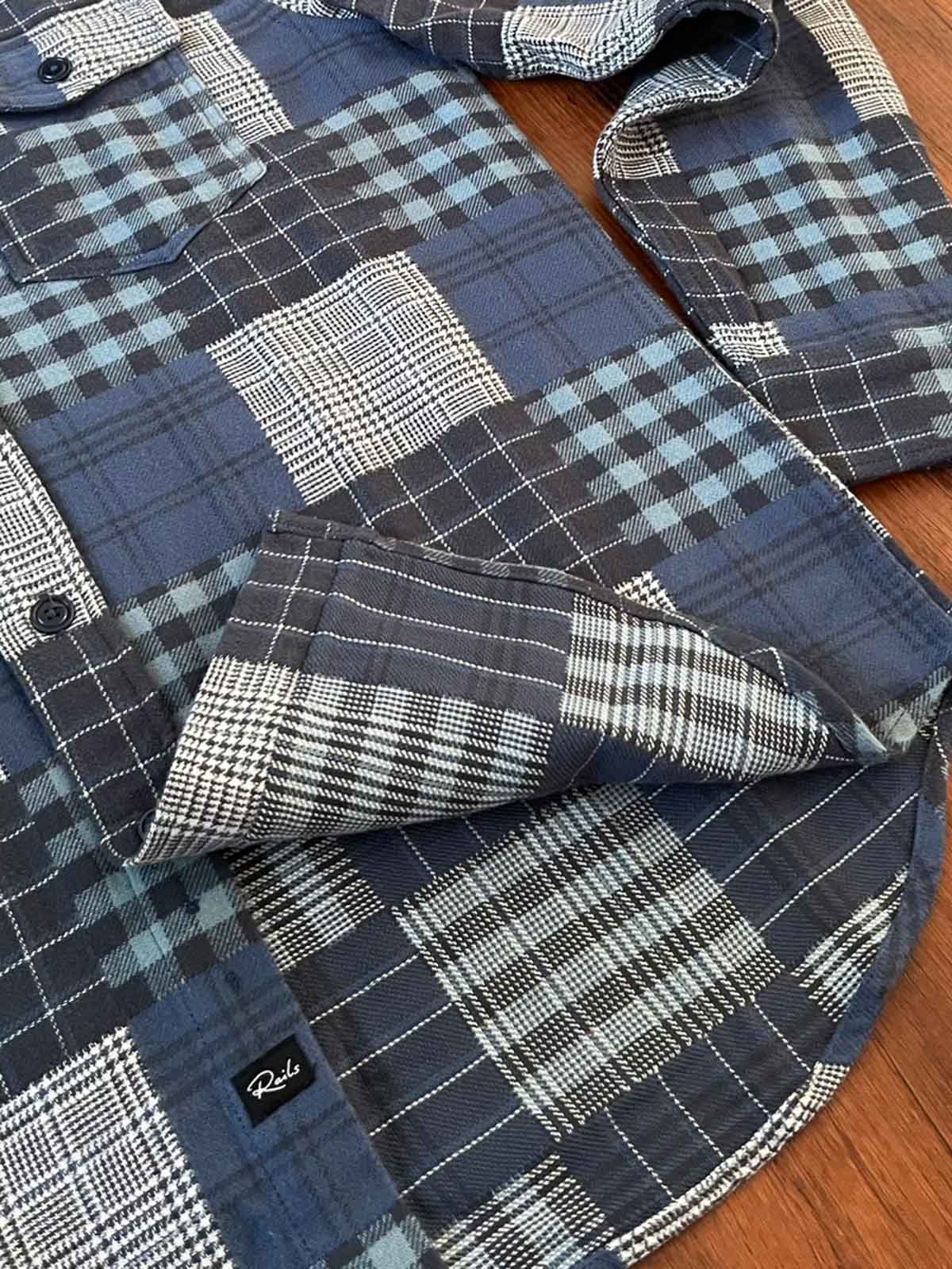 製品画像:パッチワーク風チェック柄長袖シャツの正面写真
詳細画像:シャツのチェック柄パッチワークディテールと胸ポケットの特写