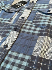 製品画像:パッチワーク風チェック柄長袖シャツの正面写真
詳細画像:シャツのチェック柄パッチワークディテールと胸ポケットの特写