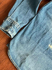 詳細画像: シャツのパッチとダメージデザイン、レトロなボタンのディテール