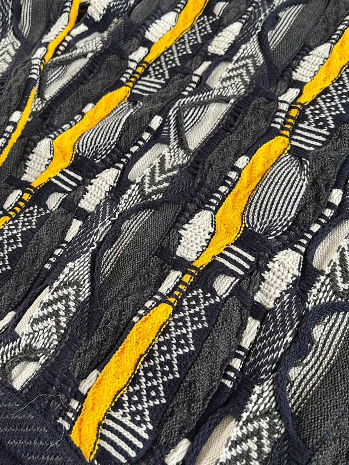 詳細画像: セーターの立体的なゴーヤ柄と編み込みのディテール