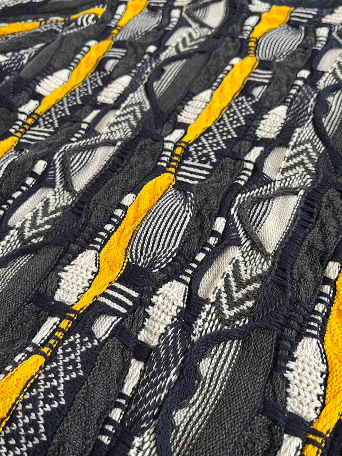 詳細画像: セーターの立体的なゴーヤ柄と編み込みのディテール