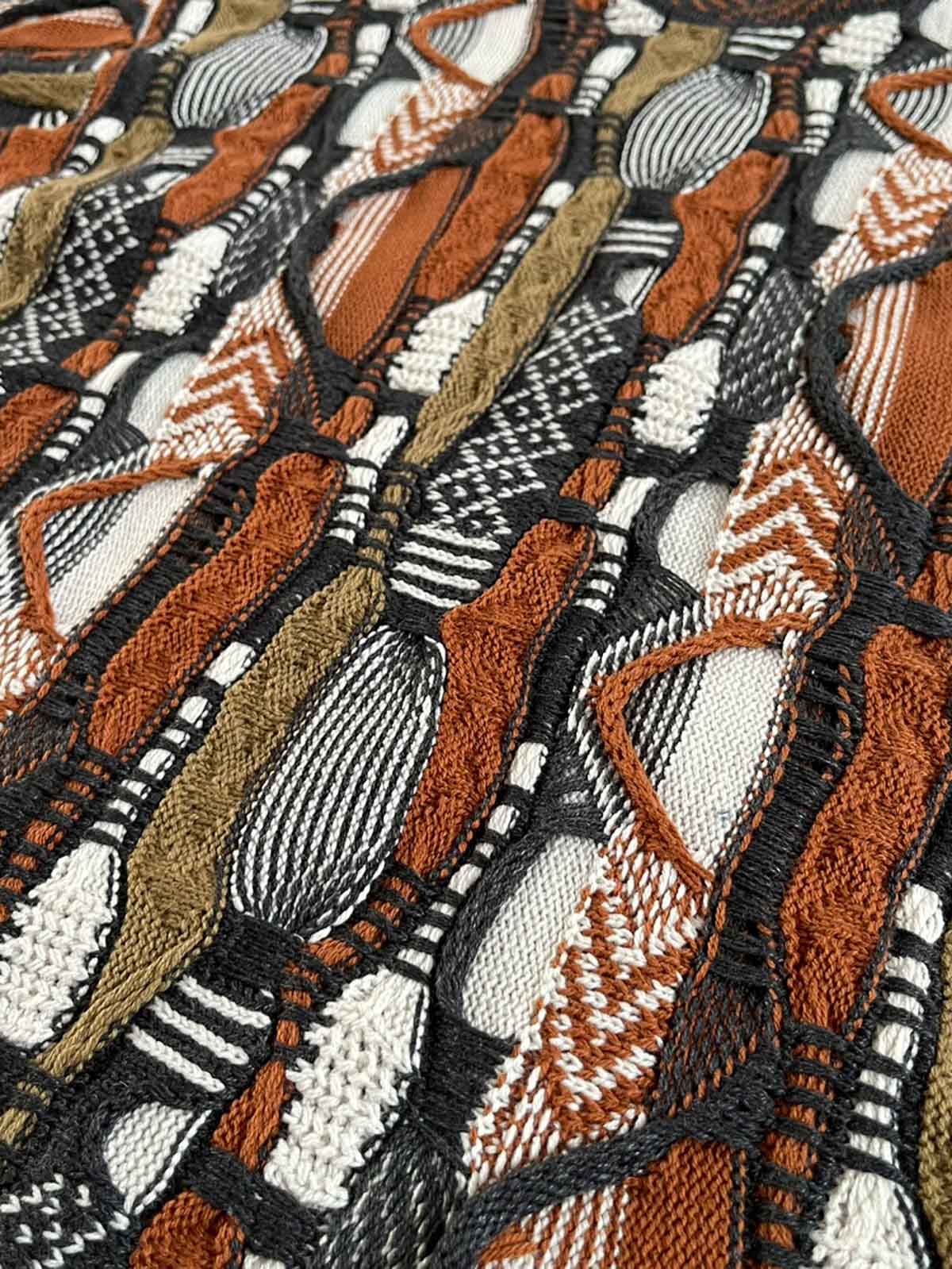 詳細画像: セーターの立体的なゴーヤ柄と編み込みのディテール