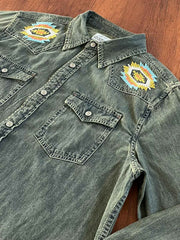 詳細画像: シャツのナバホ刺繍パターンとヴィンテージ金属バッファローボタンのディテール