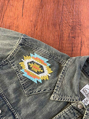 詳細画像: シャツのナバホ刺繍パターンとヴィンテージ金属バッファローボタンのディテール