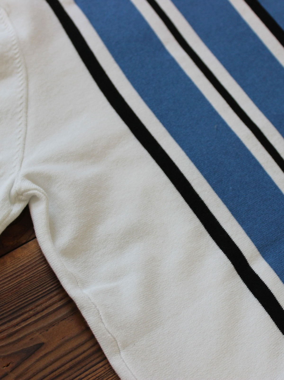 詳細画像: ストライプデザインと高密度コットン素材のディテールクローズアップ
