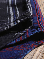 製品画像: ワークレトロチェック柄シャツの正面画像。厚手のコットン100%素材で作られた、ヴィンテージスタイルのクラシックシャツ。
詳細画像: ヴィンテージボタンと耐久性のあるチェック柄コットン生地のディテール特写。レトロなワークスタイルを演出。