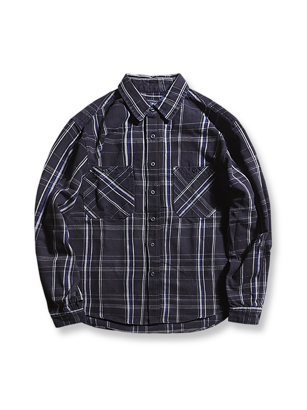 製品画像: ワークレトロチェック柄シャツの正面画像。厚手のコットン100%素材で作られた、ヴィンテージスタイルのクラシックシャツ。
詳細画像: ヴィンテージボタンと耐久性のあるチェック柄コットン生地のディテール特写。レトロなワークスタイルを演出。