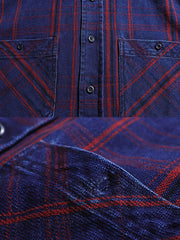 製品画像: ワークレトロチェック柄シャツの正面画像。厚手のコットン100%素材で作られた、ヴィンテージスタイルのクラシックシャツ。
詳細画像: ヴィンテージボタンと耐久性のあるチェック柄コットン生地のディテール特写。レトロなワークスタイルを演出。