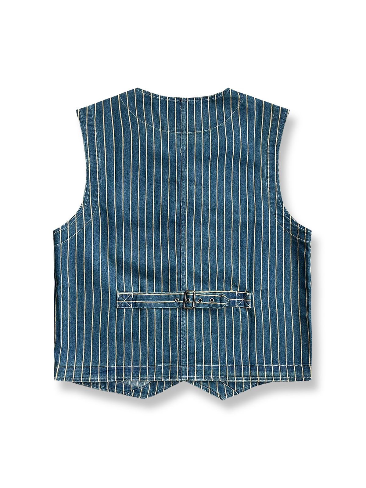 製品画像: アメリカンワークスタイルのデニムストライプベストの正面ビュー。Vネックとスリムフィットデザインが特徴。100%コットン素材の詳細が見える。
詳細画像: デニムストライプ素材のクローズアップとVネックデザインのディテール。生地の質感と縫製がよくわかる。