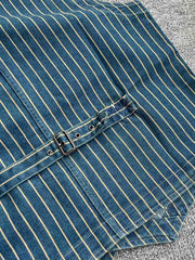 製品画像: アメリカンワークスタイルのデニムストライプベストの正面ビュー。Vネックとスリムフィットデザインが特徴。100%コットン素材の詳細が見える。
詳細画像: デニムストライプ素材のクローズアップとVネックデザインのディテール。生地の質感と縫製がよくわかる。