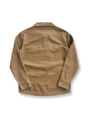 製品画像: コットン100%のウォッシュ加工多ポケットワークジャケット正面ビュー。厚手の生地と、実用性の高い多ポケットデザインが特徴で、秋冬の保温性を提供。
詳細画像: ワークジャケットのディテール特写。耐久性を高めるためのウォッシュ加工生地と、便利な多ポケットデザインがはっきりと見える。