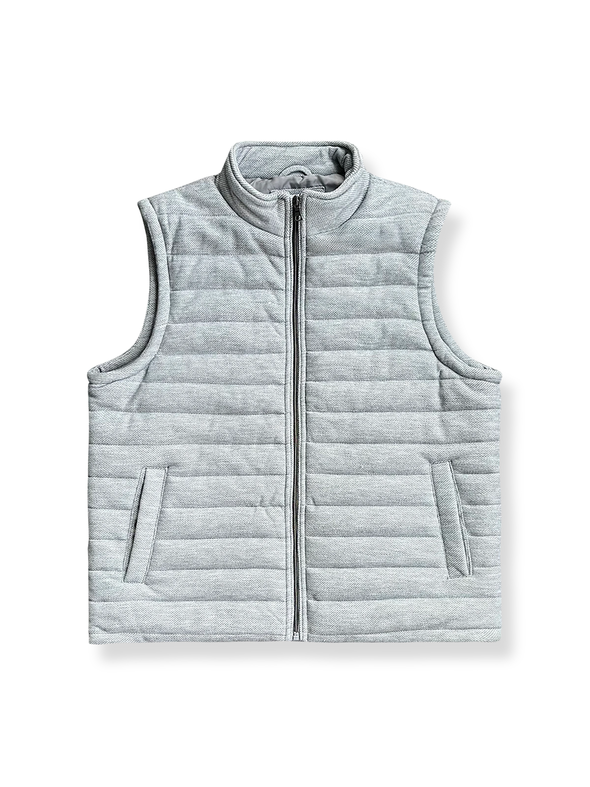 製品画像: 中綿入りの無地スタンドカラーのベスト正面ビュー。シンプルでスタイリッシュなデザインと、中綿素材の保温効果が際立つ。
詳細画像: 中綿入りベストのスタンドカラーと中綿素材のディテール。冬の寒さから守るための中綿素材とスタンドカラーの特徴が明確に見える。