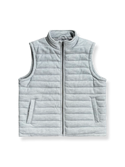 製品画像: 中綿入りの無地スタンドカラーのベスト正面ビュー。シンプルでスタイリッシュなデザインと、中綿素材の保温効果が際立つ。
詳細画像: 中綿入りベストのスタンドカラーと中綿素材のディテール。冬の寒さから守るための中綿素材とスタンドカラーの特徴が明確に見える。