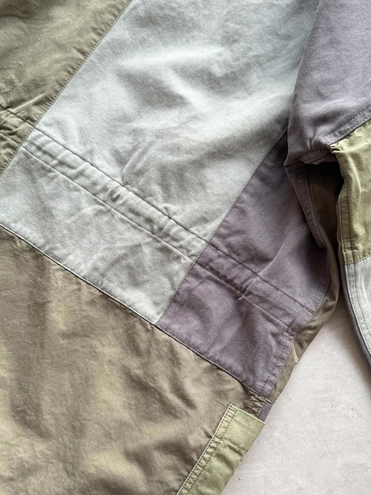 製品画像: ヴィンテージウォッシュ加工のパッチワーク生地を使用した五分袖ハンテンの正面画像。色のコントラストデザインとヴィンテージスタイルが鮮明に表示され、レトロな風合いが強調されています。
詳細画像: YKK真鍮ジッパーと真皮ディテールのクローズアップ。重工水洗加工による独自のビンテージ感が詳しく見える特写画像。