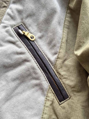 製品画像: ヴィンテージウォッシュ加工のパッチワーク生地を使用した五分袖ハンテンの正面画像。色のコントラストデザインとヴィンテージスタイルが鮮明に表示され、レトロな風合いが強調されています。
詳細画像: YKK真鍮ジッパーと真皮ディテールのクローズアップ。重工水洗加工による独自のビンテージ感が詳しく見える特写画像。