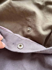 製品画像: ヴィンテージウォッシュ加工のパッチワーク生地を使用した五分袖ハンテンの正面画像。色のコントラストデザインとヴィンテージスタイルが鮮明に表示され、レトロな風合いが強調されています。
詳細画像: YKK真鍮ジッパーと真皮ディテールのクローズアップ。重工水洗加工による独自のビンテージ感が詳しく見える特写画像。