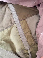 製品画像: ヴィンテージウォッシュ加工のパッチワーク生地を使用した五分袖ハンテンの正面画像。色のコントラストデザインとヴィンテージスタイルが鮮明に表示され、レトロな風合いが強調されています。
詳細画像: YKK真鍮ジッパーと真皮ディテールのクローズアップ。重工水洗加工による独自のビンテージ感が詳しく見える特写画像。