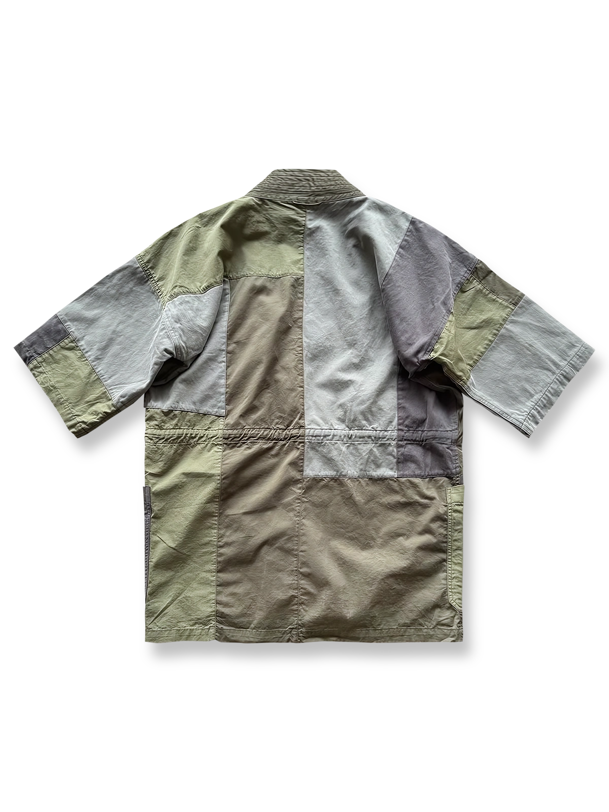 製品画像: ヴィンテージウォッシュ加工のパッチワーク生地を使用した五分袖ハンテンの正面画像。色のコントラストデザインとヴィンテージスタイルが鮮明に表示され、レトロな風合いが強調されています。
詳細画像: YKK真鍮ジッパーと真皮ディテールのクローズアップ。重工水洗加工による独自のビンテージ感が詳しく見える特写画像。