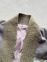 製品画像: ヴィンテージウォッシュ加工のパッチワーク生地を使用した五分袖ハンテンの正面画像。色のコントラストデザインとヴィンテージスタイルが鮮明に表示され、レトロな風合いが強調されています。
詳細画像: YKK真鍮ジッパーと真皮ディテールのクローズアップ。重工水洗加工による独自のビンテージ感が詳しく見える特写画像。