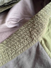 製品画像: ヴィンテージウォッシュ加工のパッチワーク生地を使用した五分袖ハンテンの正面画像。色のコントラストデザインとヴィンテージスタイルが鮮明に表示され、レトロな風合いが強調されています。
詳細画像: YKK真鍮ジッパーと真皮ディテールのクローズアップ。重工水洗加工による独自のビンテージ感が詳しく見える特写画像。