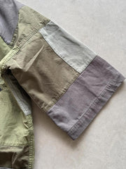 製品画像: ヴィンテージウォッシュ加工のパッチワーク生地を使用した五分袖ハンテンの正面画像。色のコントラストデザインとヴィンテージスタイルが鮮明に表示され、レトロな風合いが強調されています。
詳細画像: YKK真鍮ジッパーと真皮ディテールのクローズアップ。重工水洗加工による独自のビンテージ感が詳しく見える特写画像。