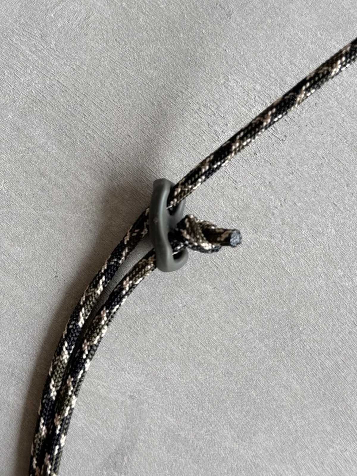 製品画像: 頭層牛革とウォッシュキャンバスのショルダーバッグ、正面から見た全体像。レトロなデザインと高品質な素材が際立つ。
詳細画像: 頭層牛革のショルダーバッグの金属ハードウェアと純銅YKKファスナーの詳細特写。本革引き手の質感と精密な仕上げが強調されている。