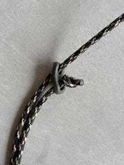 製品画像: 頭層牛革とウォッシュキャンバスのショルダーバッグ、正面から見た全体像。レトロなデザインと高品質な素材が際立つ。
詳細画像: 頭層牛革のショルダーバッグの金属ハードウェアと純銅YKKファスナーの詳細特写。本革引き手の質感と精密な仕上げが強調されている。