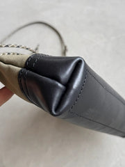 製品画像: 頭層牛革とウォッシュキャンバスのショルダーバッグ、正面から見た全体像。レトロなデザインと高品質な素材が際立つ。
詳細画像: 頭層牛革のショルダーバッグの金属ハードウェアと純銅YKKファスナーの詳細特写。本革引き手の質感と精密な仕上げが強調されている。