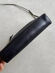 製品画像: 頭層牛革とウォッシュキャンバスのショルダーバッグ、正面から見た全体像。レトロなデザインと高品質な素材が際立つ。
詳細画像: 頭層牛革のショルダーバッグの金属ハードウェアと純銅YKKファスナーの詳細特写。本革引き手の質感と精密な仕上げが強調されている。