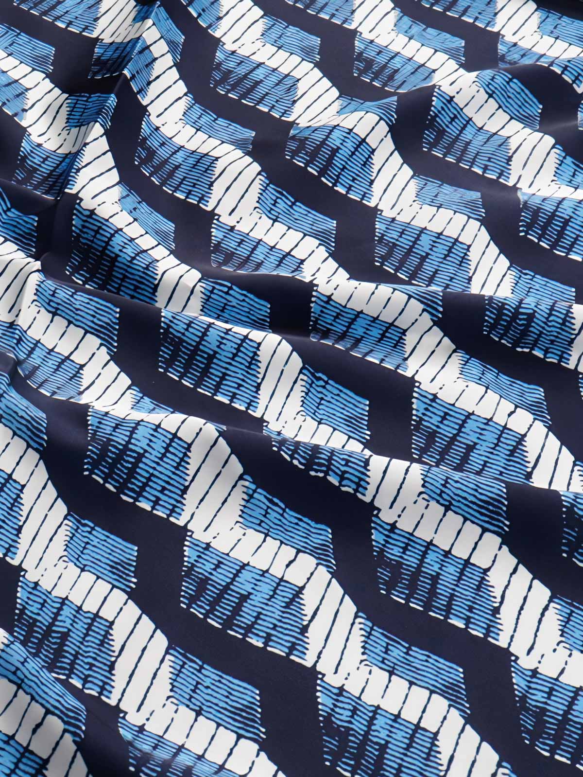 製品画像: ネイビーバンダナとインディアンコインの正面画像。高品質なポリエステル素材と精緻なデザインが一目でわかる。エレガントでありながら、デイリースタイルにも最適なアイテム。
詳細画像: インディアンコインの装飾部分のクローズアップ。民族風デザインと詳細な仕上げが際立ち、ヴィンテージ感とユニークなスタイルを強調。